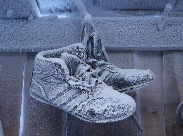 عکاسی در سردترین نقطه کره زمین - عکاسی از کفش های تابستانی یخ زده که در انتظار به پایان رسیدن زمستان در حومه شهر رها شده اند.