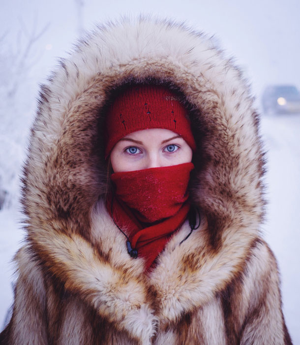 عکاسی در سردترین نقطه کره زمین - دختر محلی با چشم های پرشکوه که در سرمای یخبندان از دانشگاه به خانه می آید.