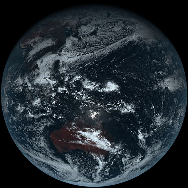 عکس از کره زمین با رنگ نزدیک به واقعیت