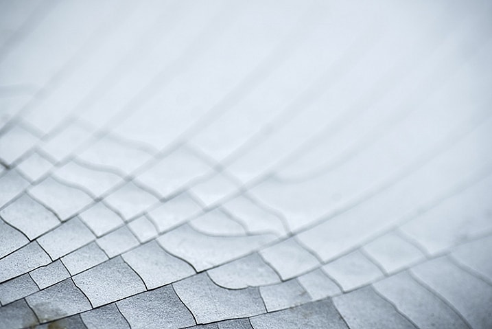 عکاسی به سبک ماکرو گرافی آبستره از رنگ ترک‌خورده بر روی ماشین