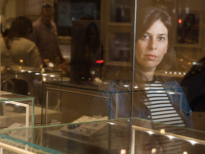 عکاسی پرتره در شب از پشت شیشه