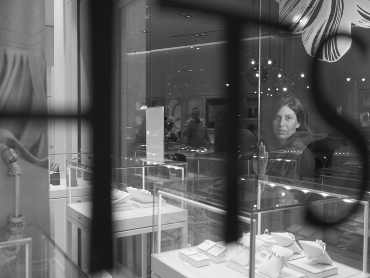 عکاسی پرتره در شب با استفاده از ویترین فروشگاه