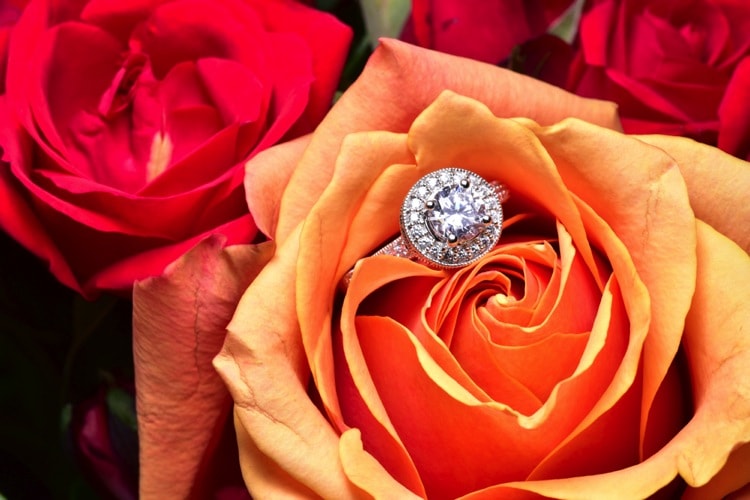 عکاسی از حلقه ازدواج در گل