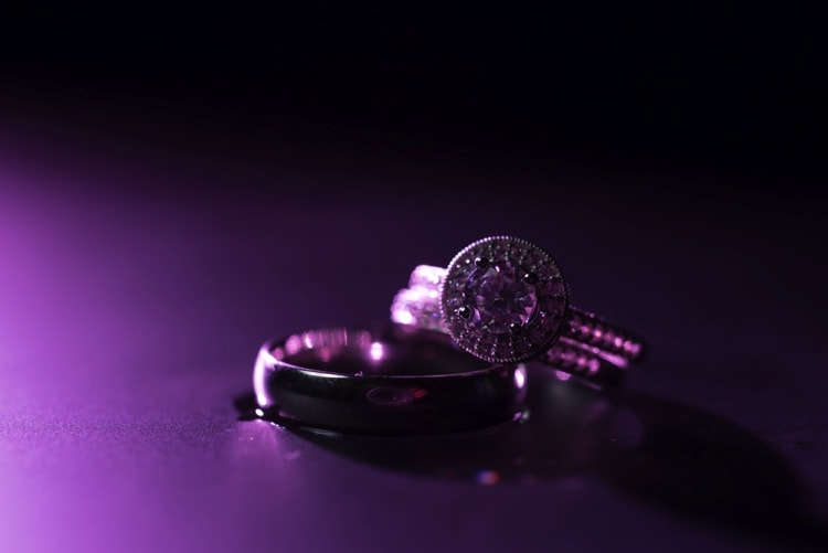 عکاسی از حلقه ازدواج با نورهای چندگانه
