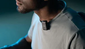 انواع میکروفن برای تولید محتوا با موبایل میکروفن یقه ای (Clip-on Microphone)